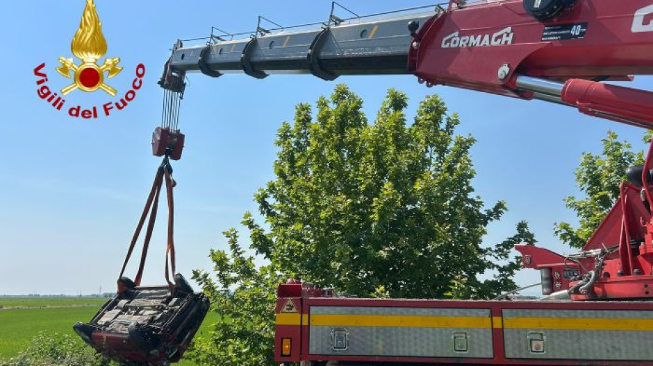 Auto con madre e figli finisci fuori strada